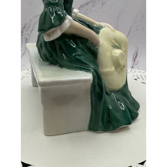 Royal Doulton Figurine 2228 A Lady from Williamsburg sitting on bench Colonial - Picture 8 of 14